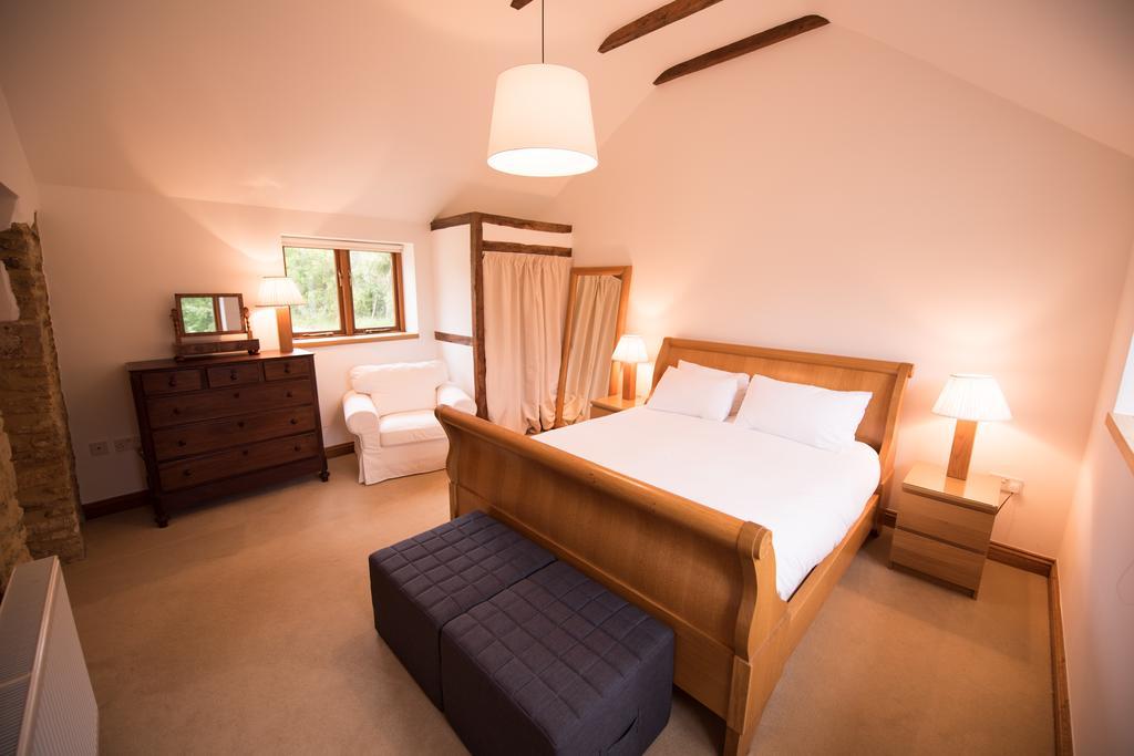 Villa Whitley Coach House Habitación foto