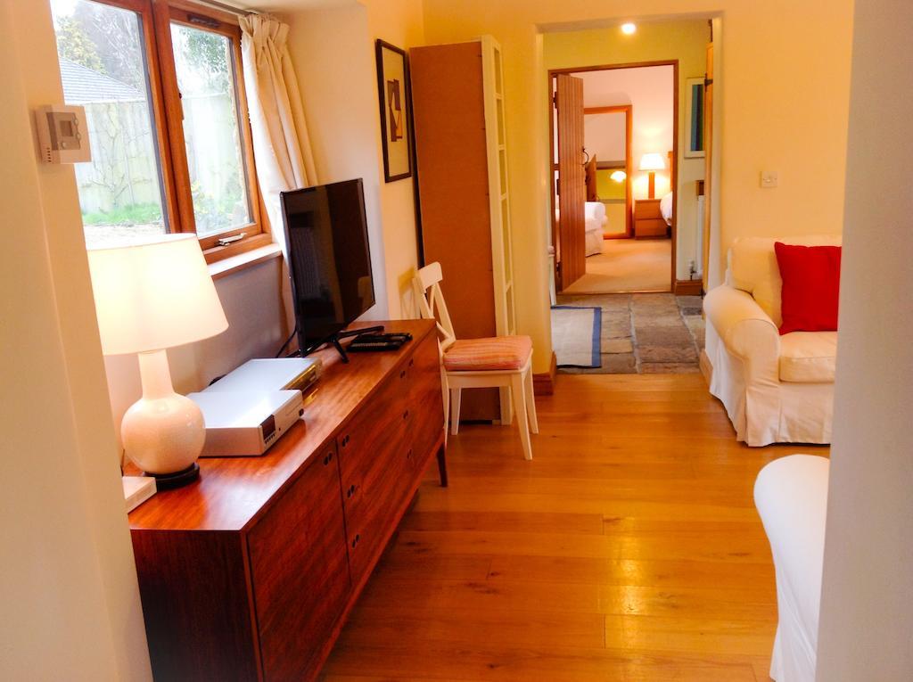 Villa Whitley Coach House Habitación foto