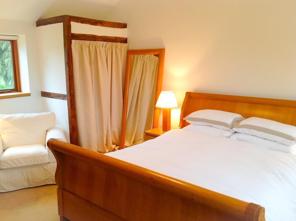 Villa Whitley Coach House Habitación foto